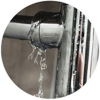 Icône de détection de fuite d’eau et incendie avec symboles de goutte et de flamme.