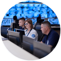 Icône de surveillance de sécurité montrant des opérateurs supervisant les alertes.