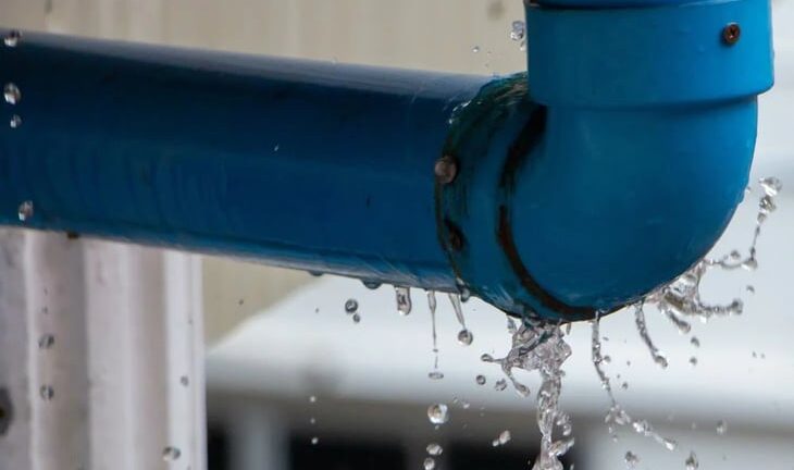 Tuyau bleu avec une fuite d’eau importante illustrant un risque de dégât d’eau