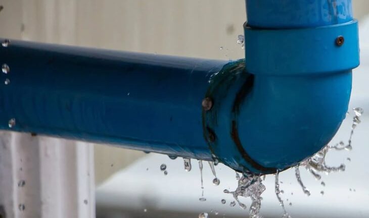 Tuyau bleu avec une fuite d’eau importante illustrant un risque de dégât d’eau