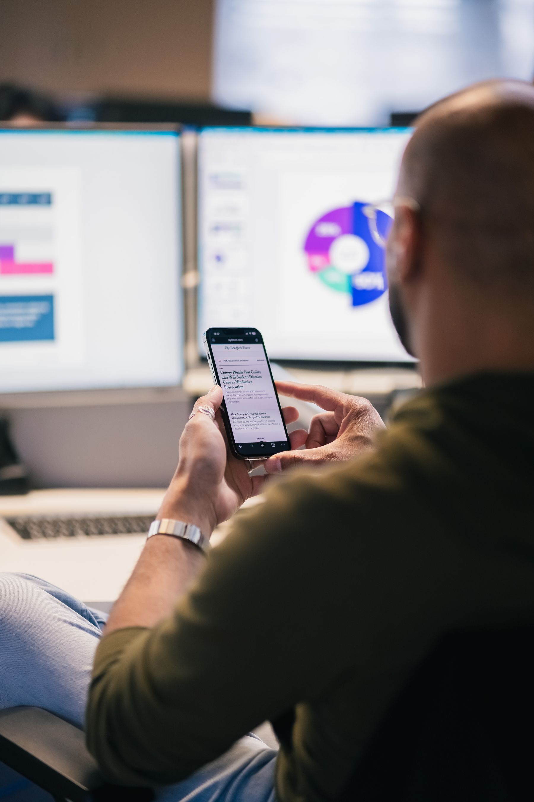 Professionnel consultant Alarm.com sur son téléphone