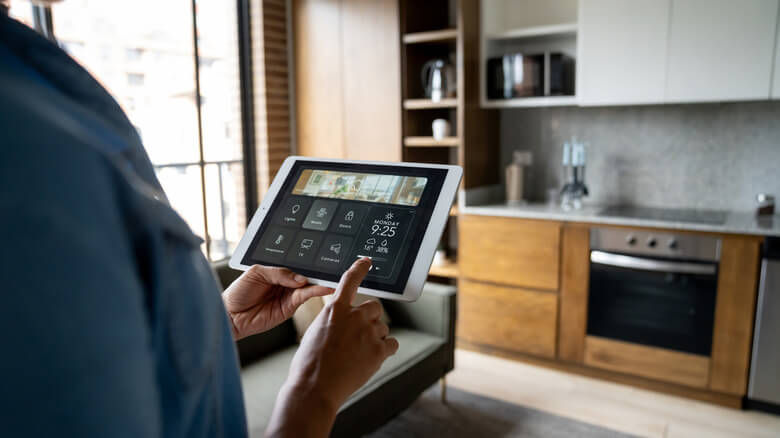 Contrôle de la domotique maison Québec via tablette : lumières, thermostat et caméras