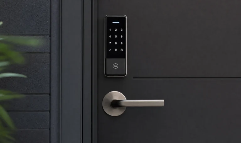 Serrure intelligente connectée pour maison québécoise