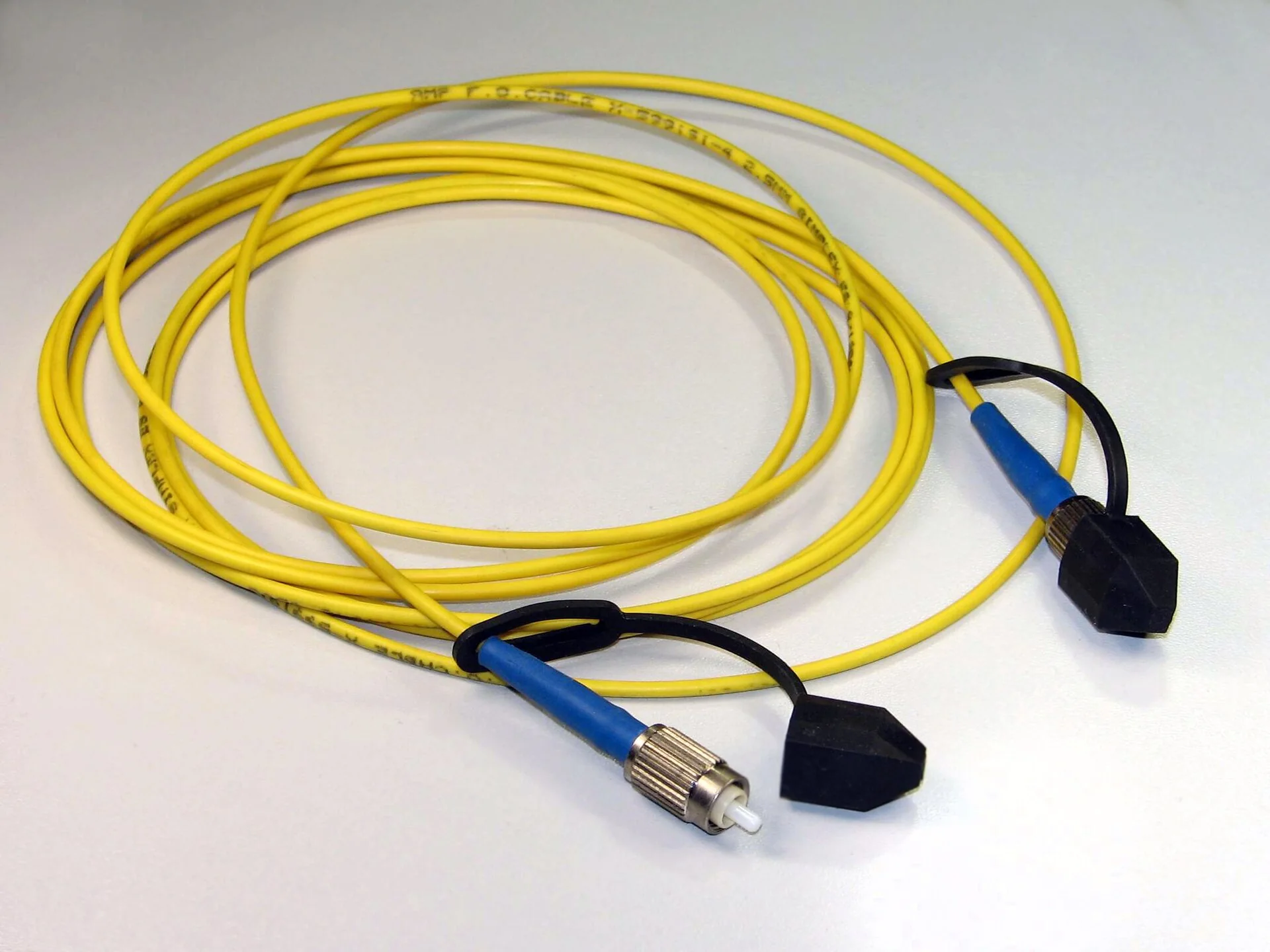 Cordons de fibre optique avec connecteurs à leurs extrémités